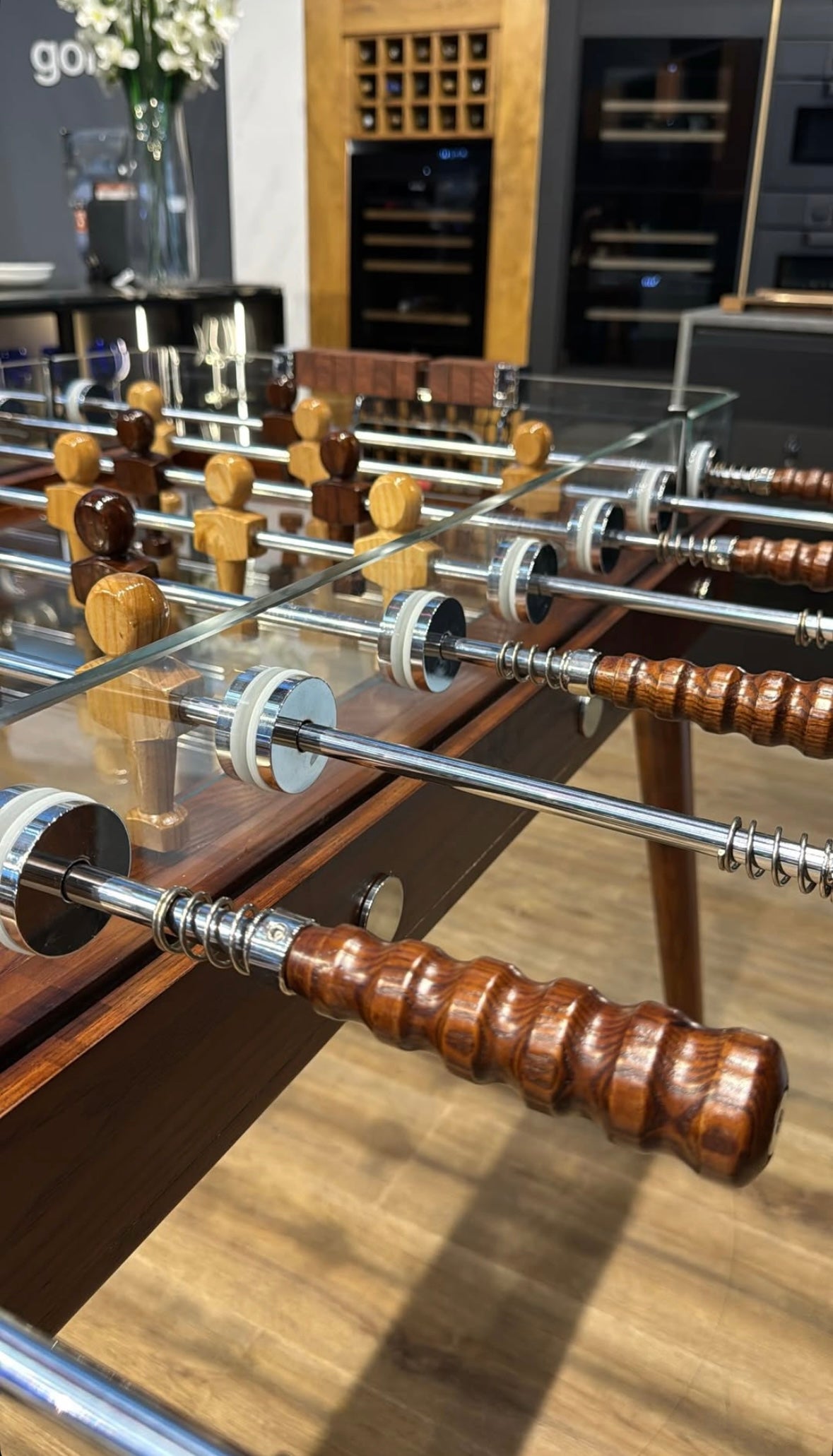 שולחן כדורגל בעיצוב עץ – Classic Pro Edition