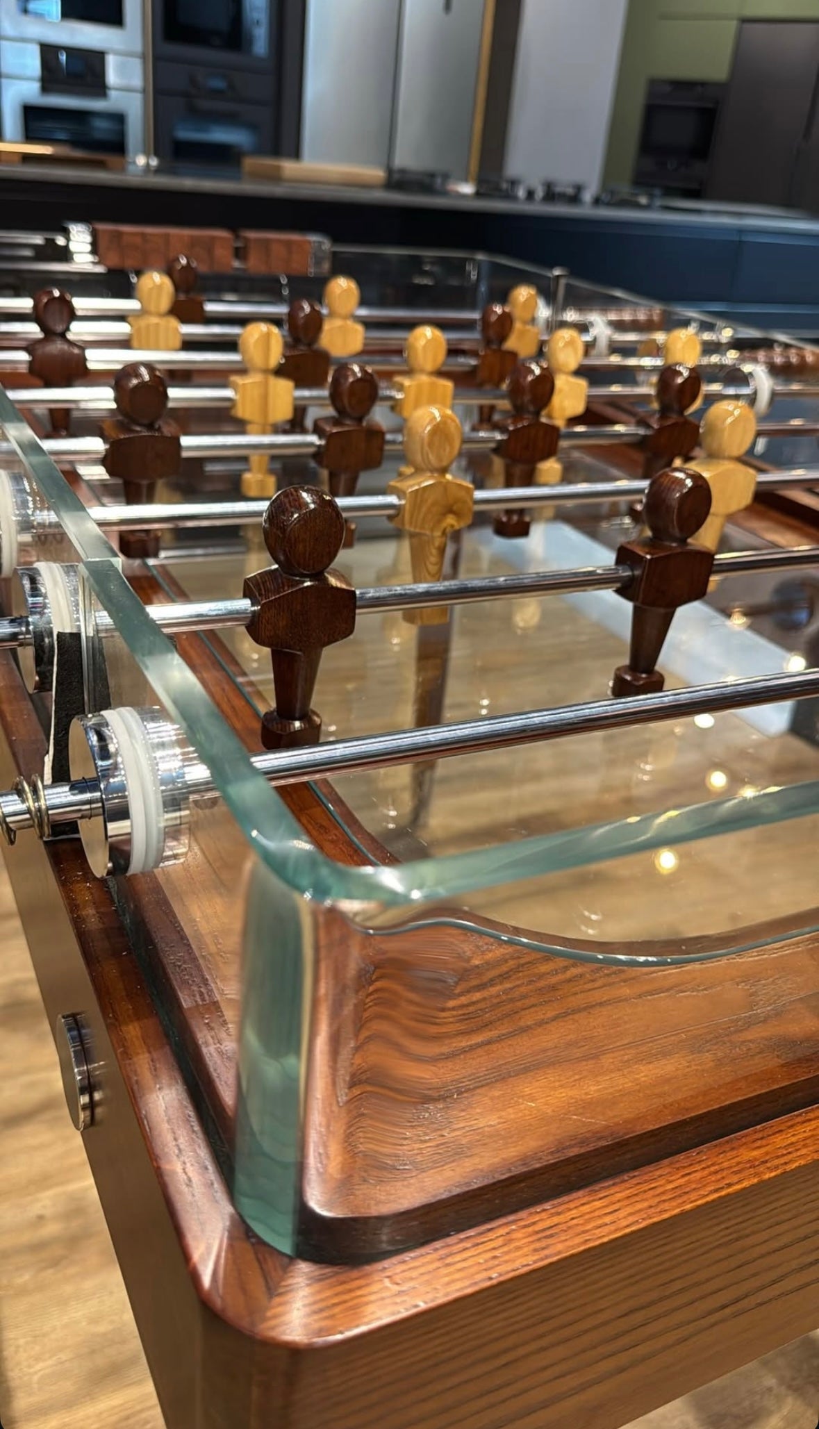 שולחן כדורגל בעיצוב עץ – Classic Pro Edition